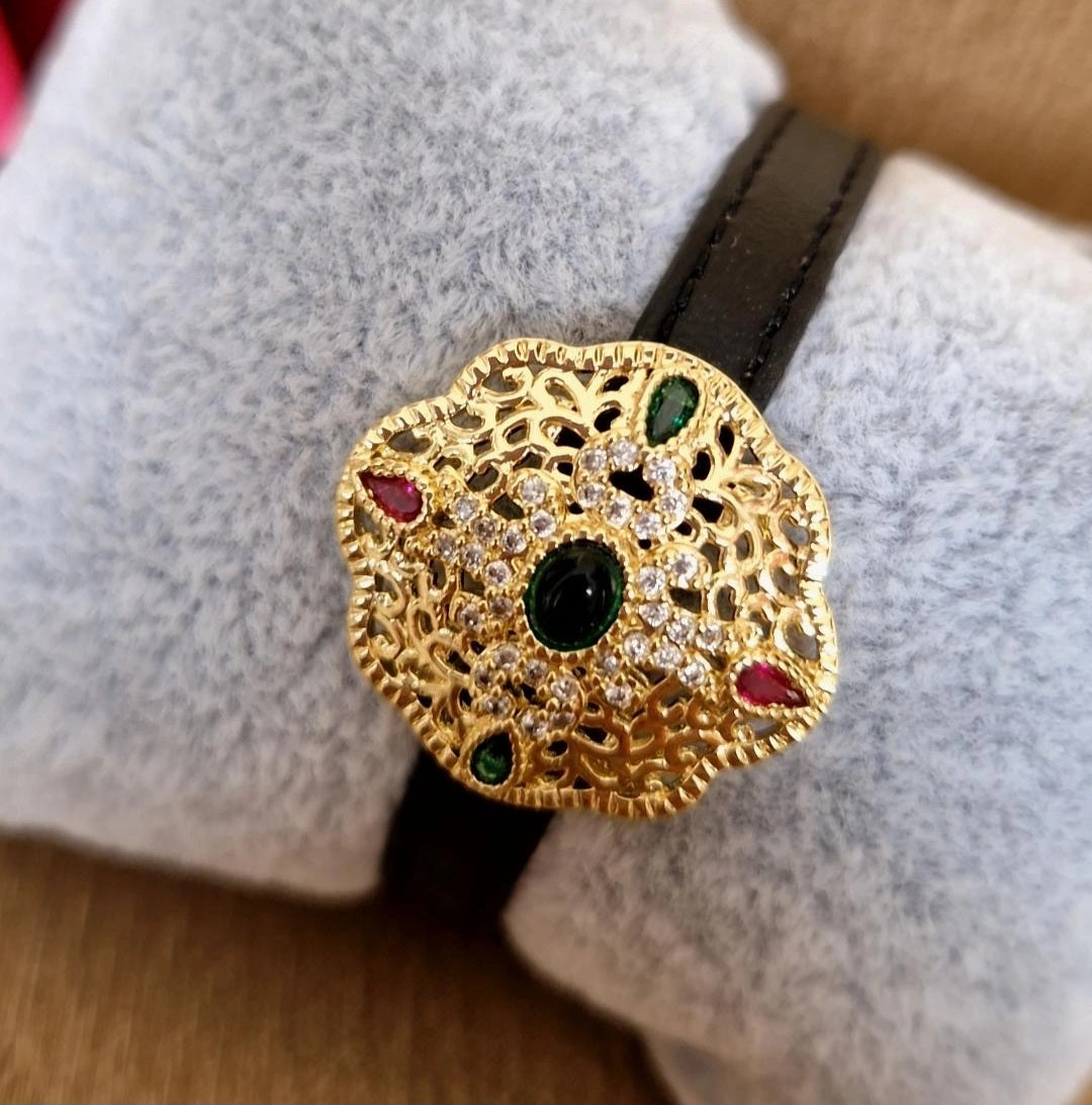 Bracelet en cuir avec pendentif beldi fleur pierres vertes et rouges