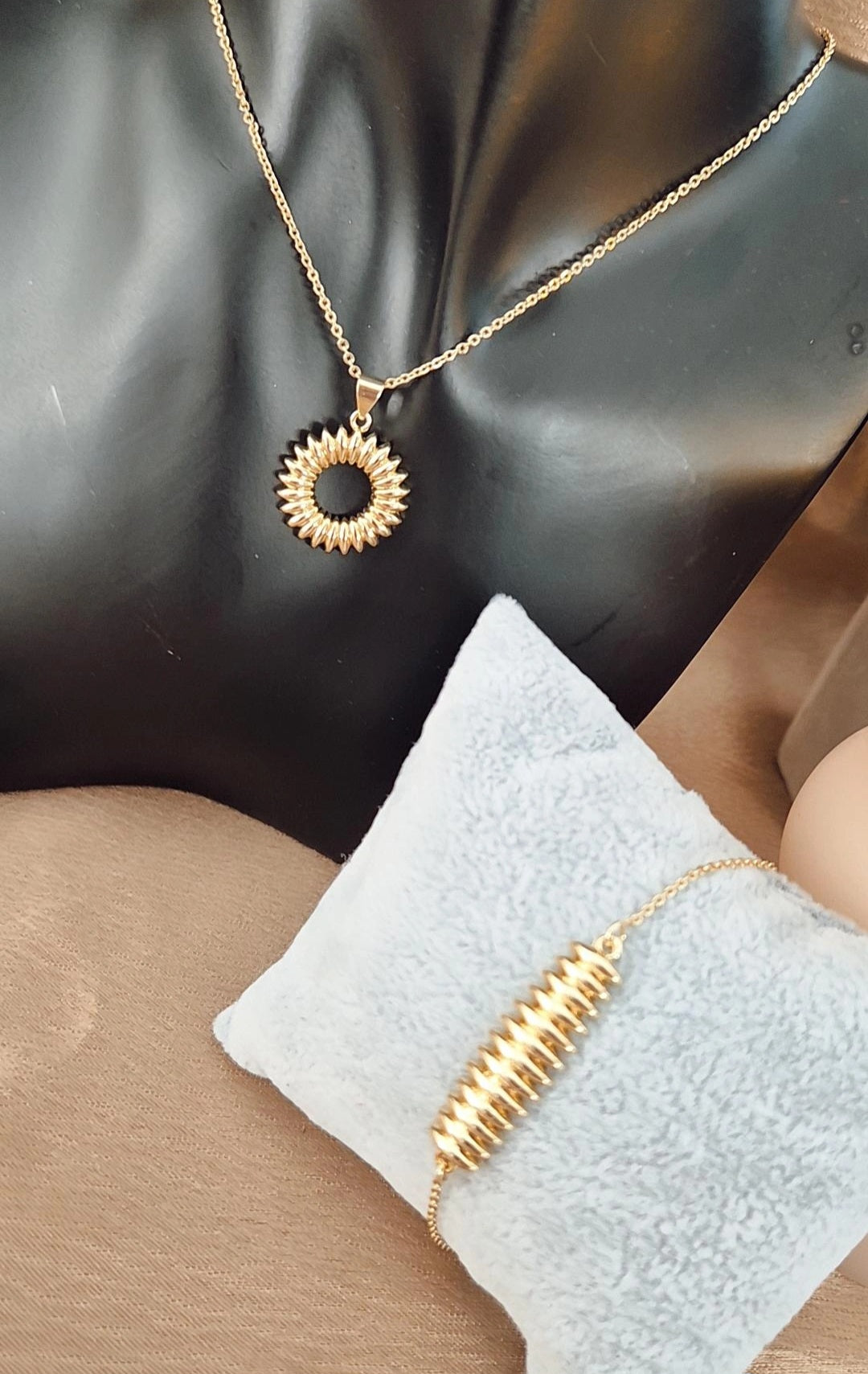 Ensemble Collier + boucles d'oreilles + bague + bracelet fin assortis