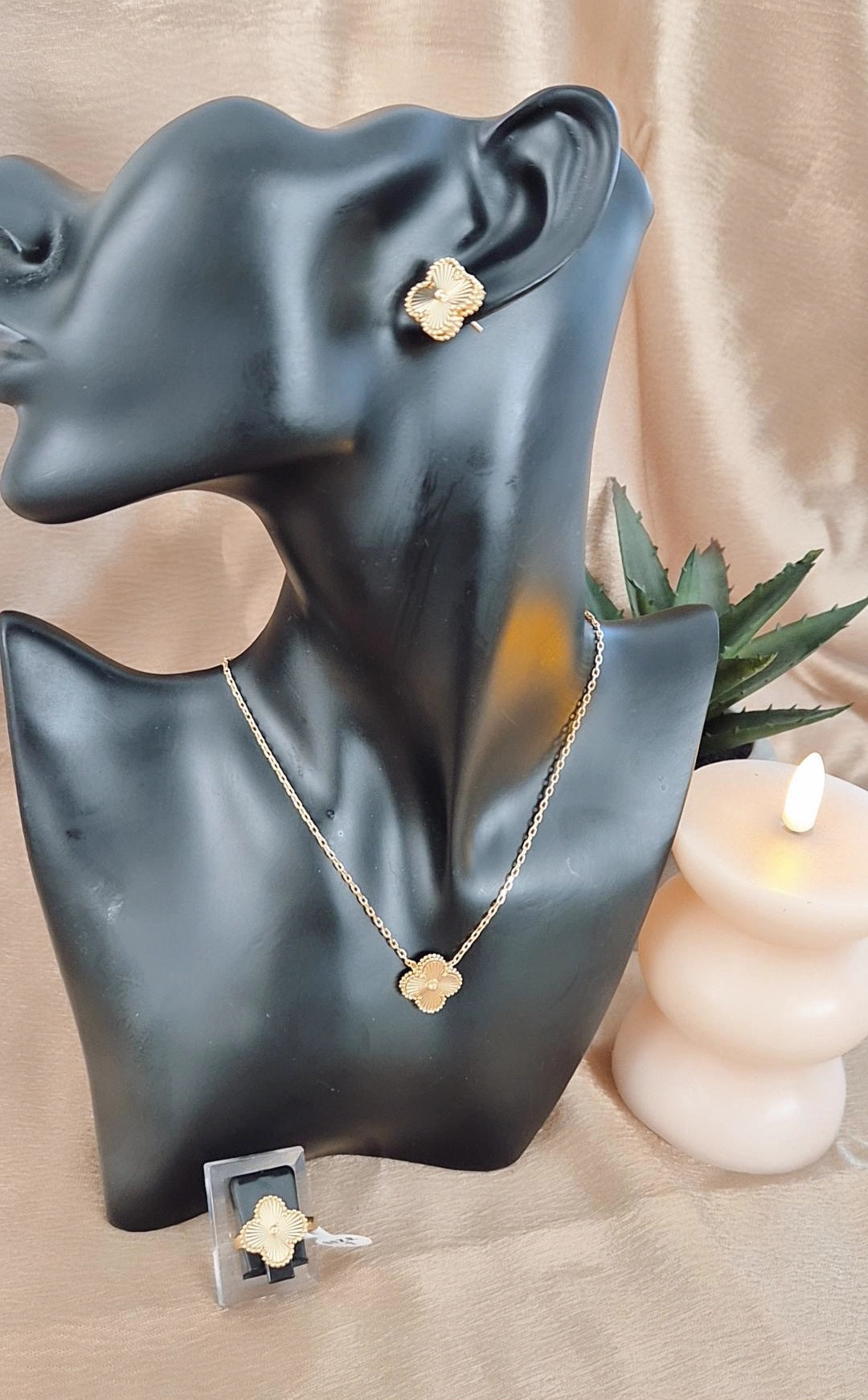 Ensemble Collier + boucles d'oreilles + bague assortis