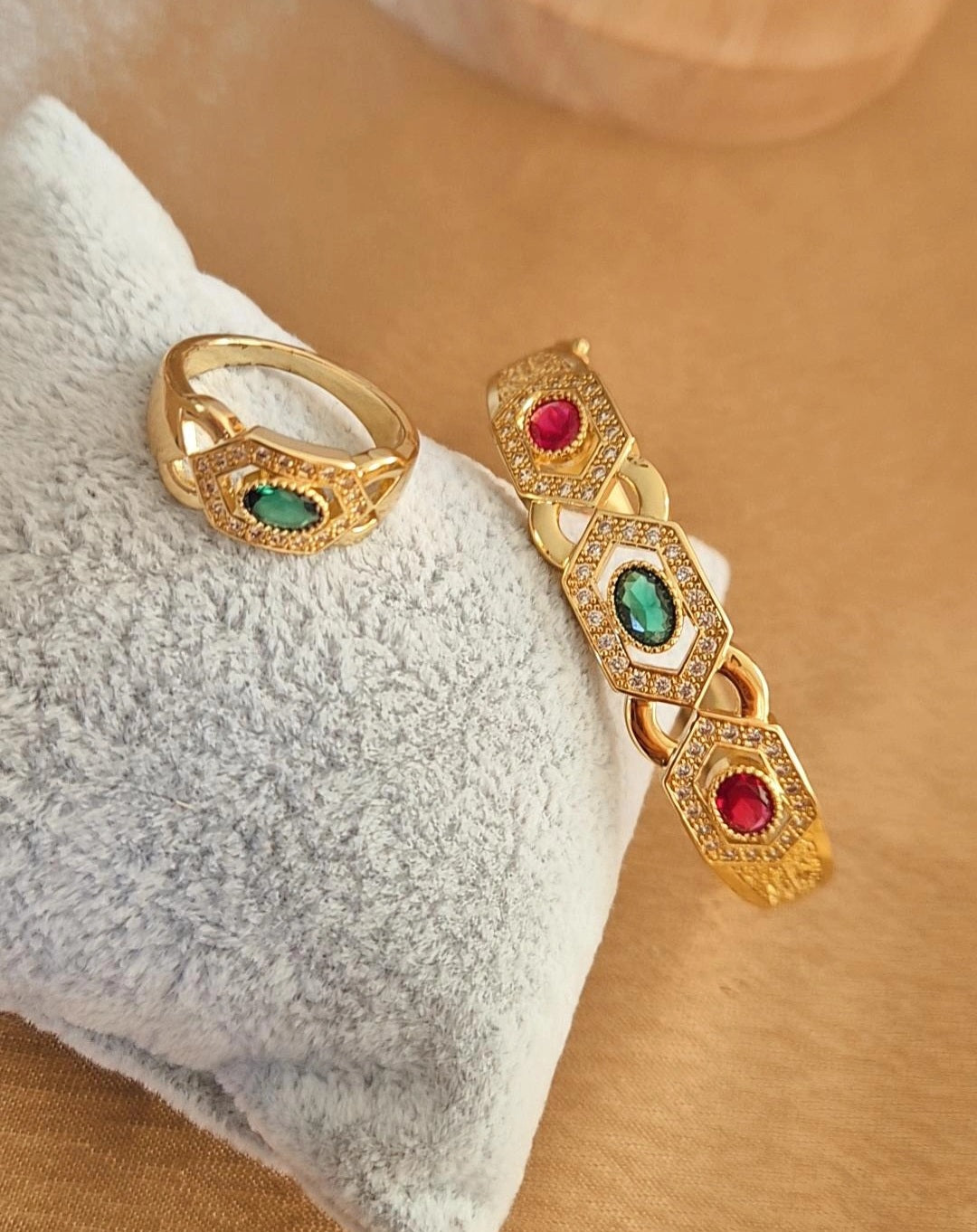 Ensemble Bracelet jonc et bague pierres rouge et verte