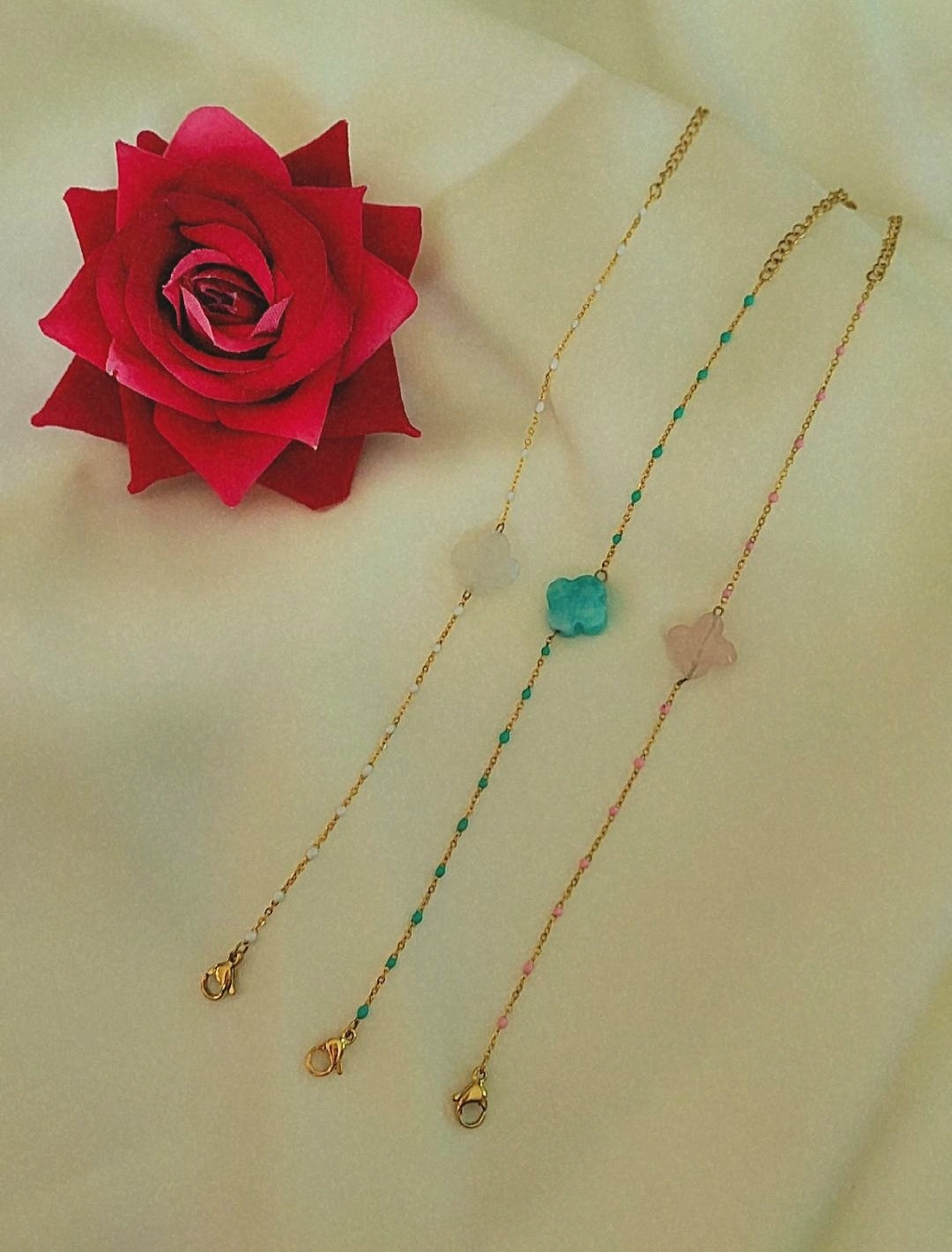 Bracelet en acier inoxydable en résine et minis perles colorées