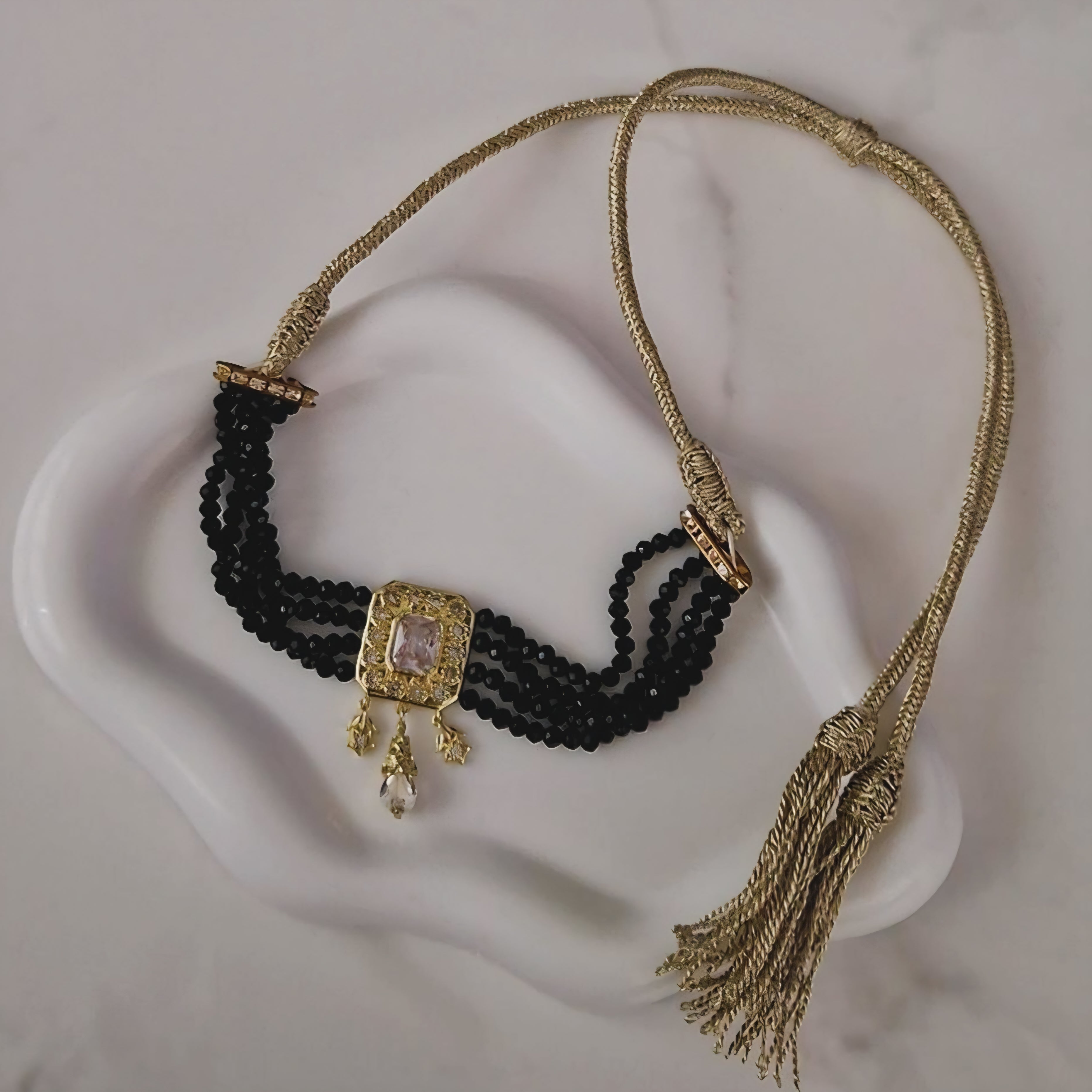 Collier choker pendentif beldi carré perles noires