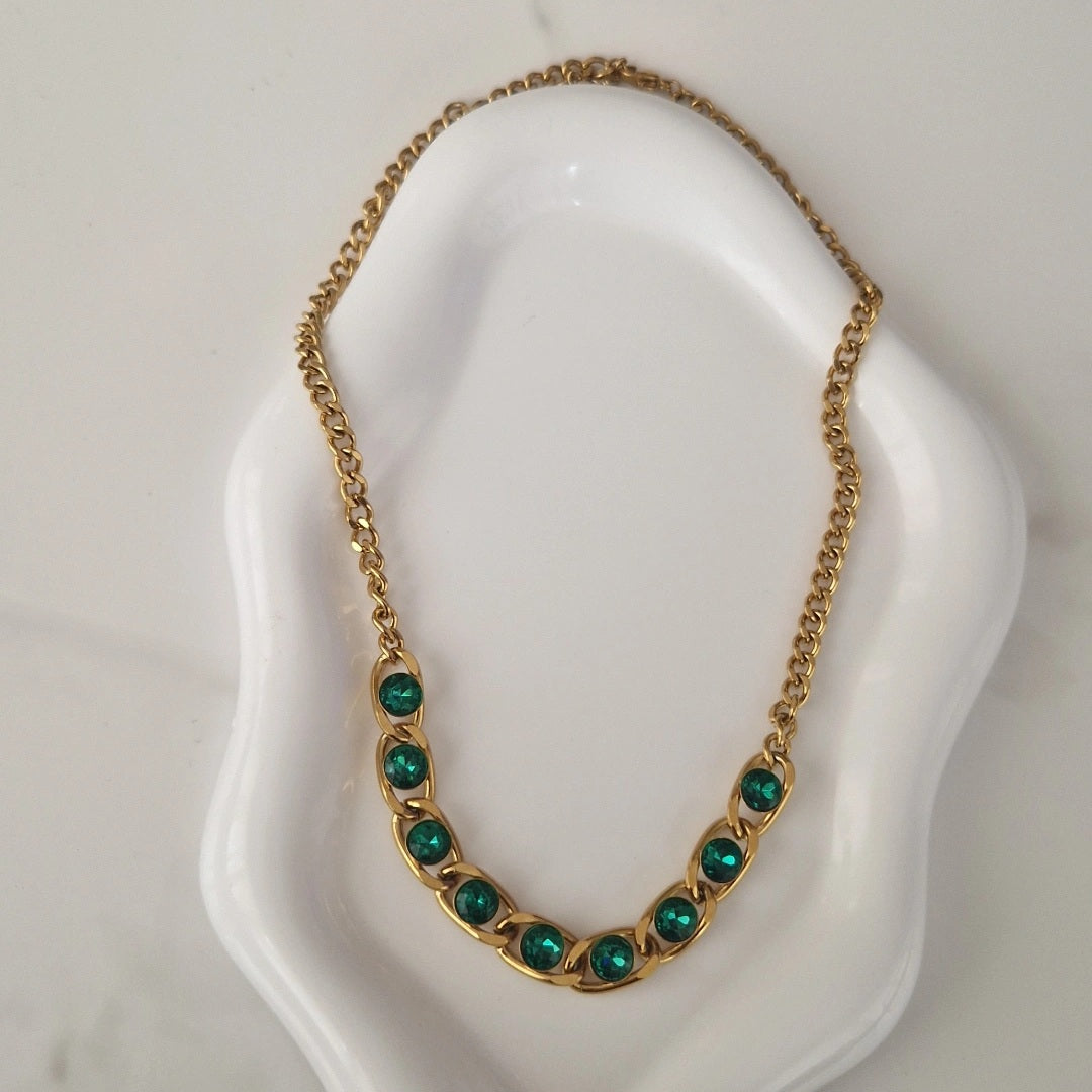 Collier en acier inoxydable maille avec multi pierres vertes émeraude