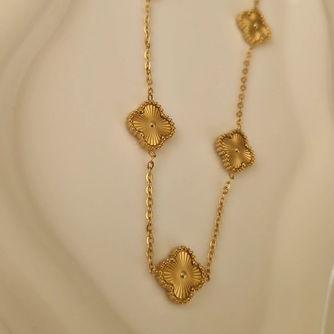 Collier en acier inoxydable multi trèfles dorés striés