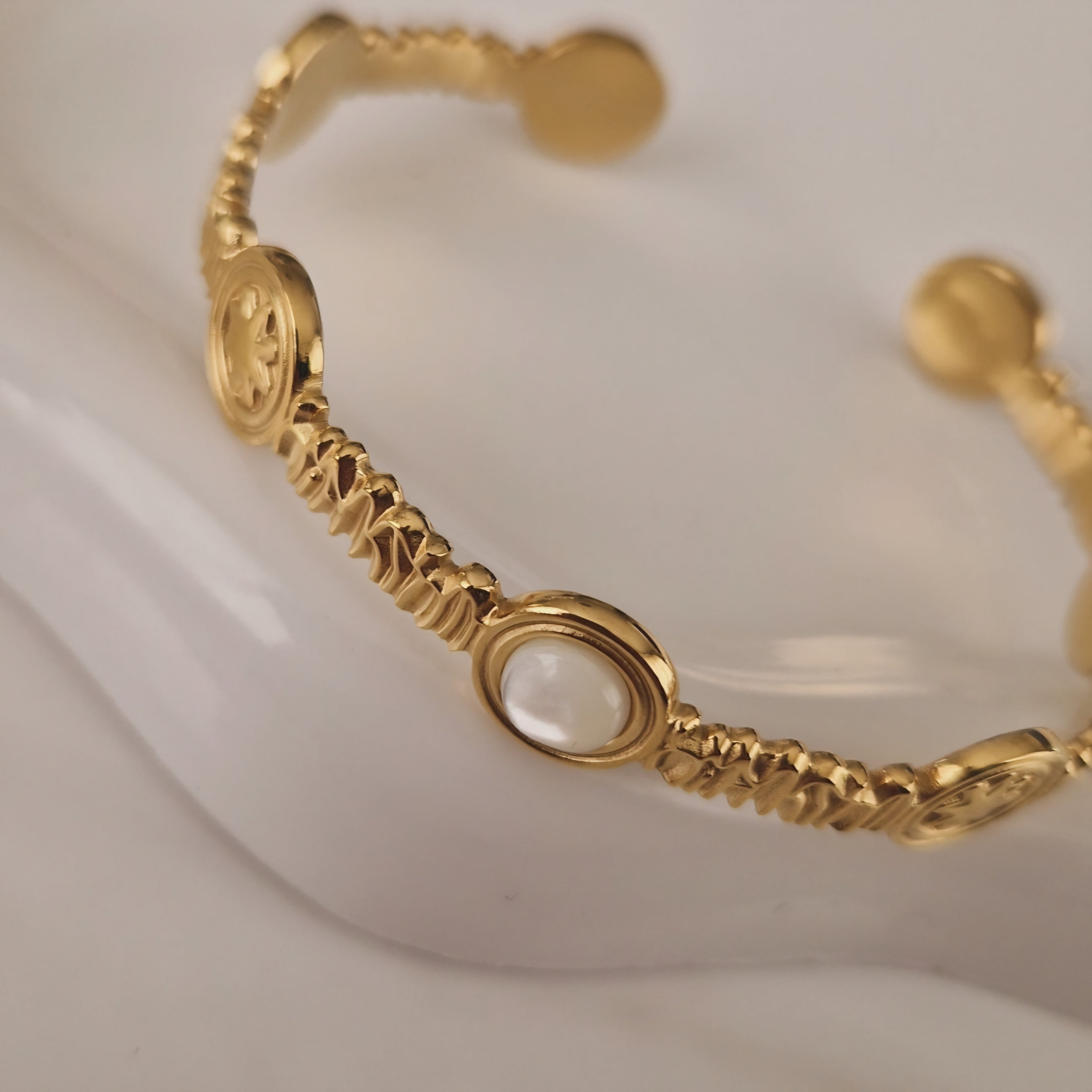 Bracelet jonc en acier inoxydable soleil et pierre blanche