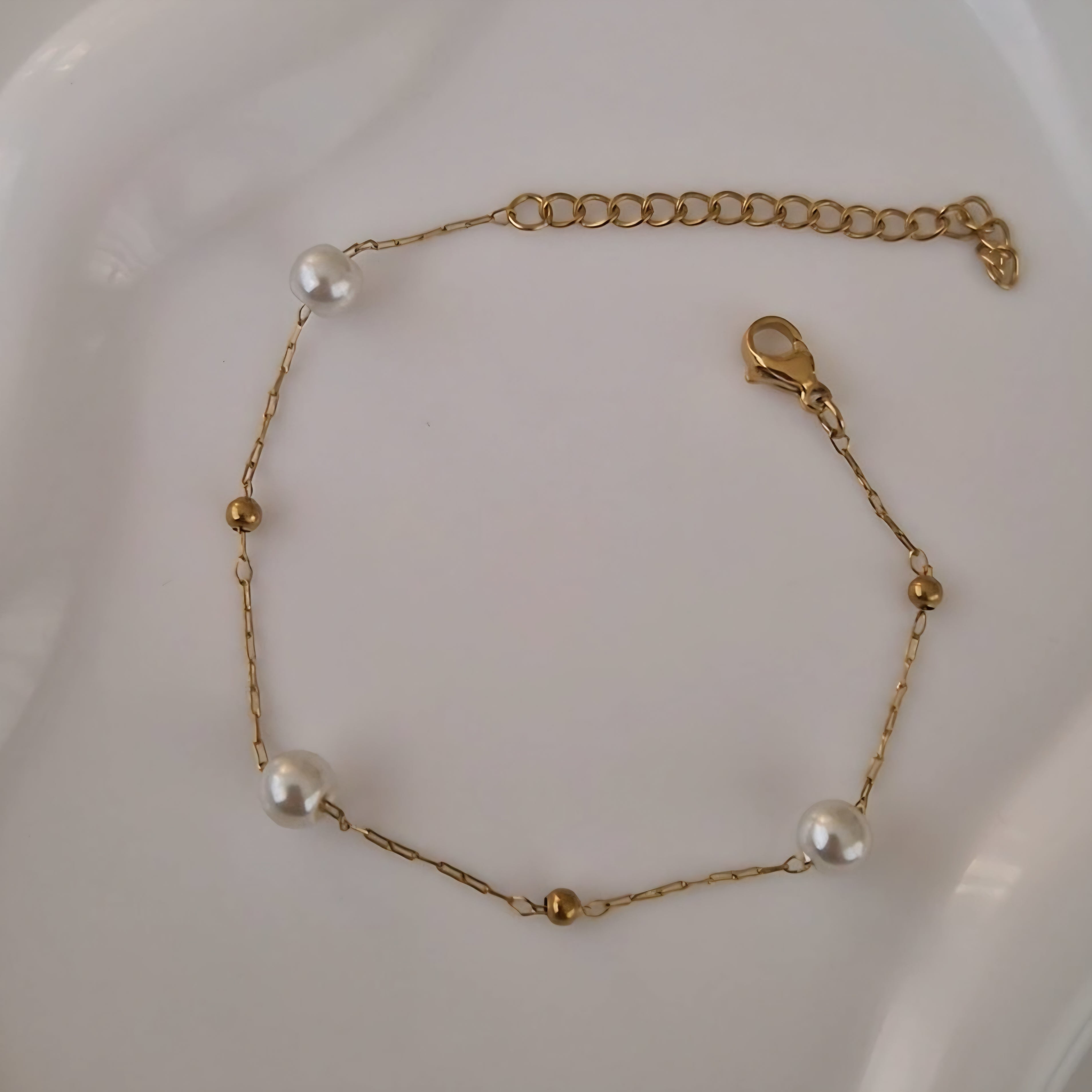 Bracelet en acier inoxydable perles blanches nacrées et billes dorées
