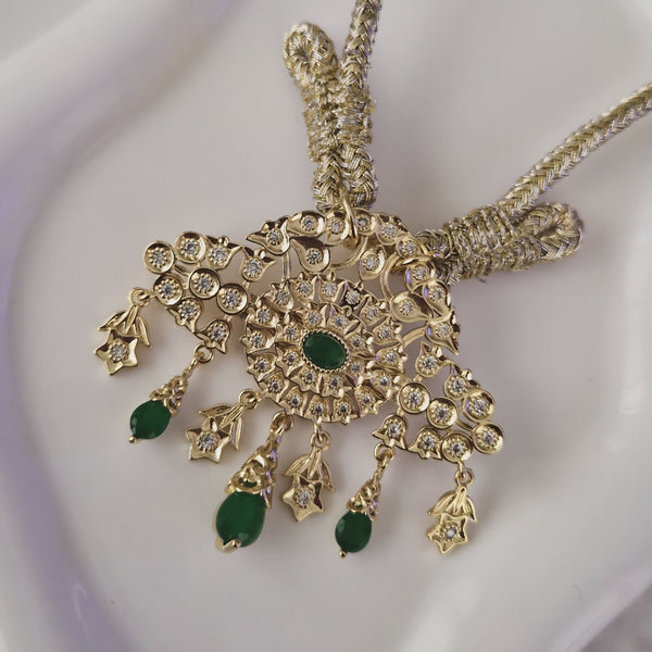 Collier choker en acier inoxydable pendentif beldi pierres vertes