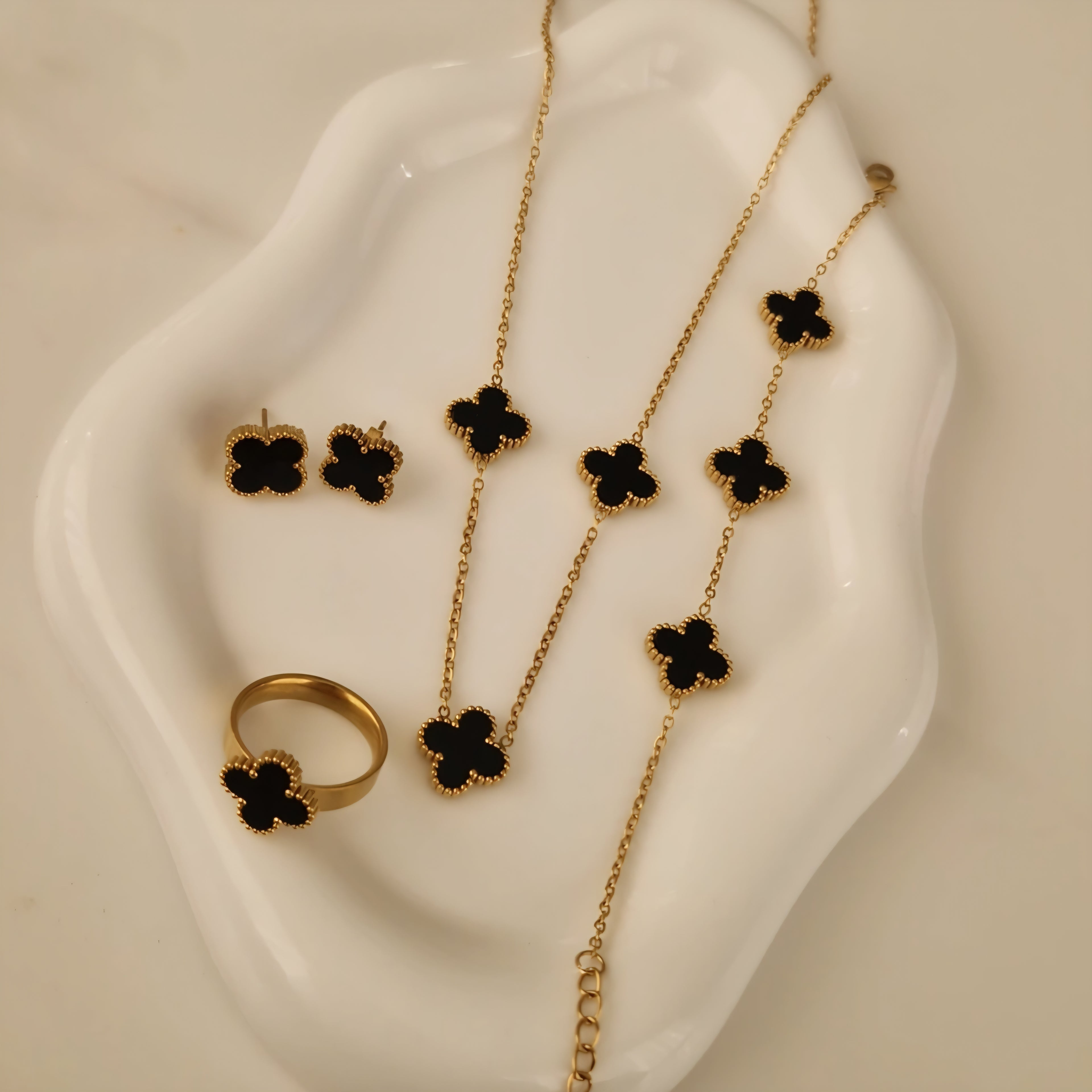 Collier en acier  inoxydable fleurs noires