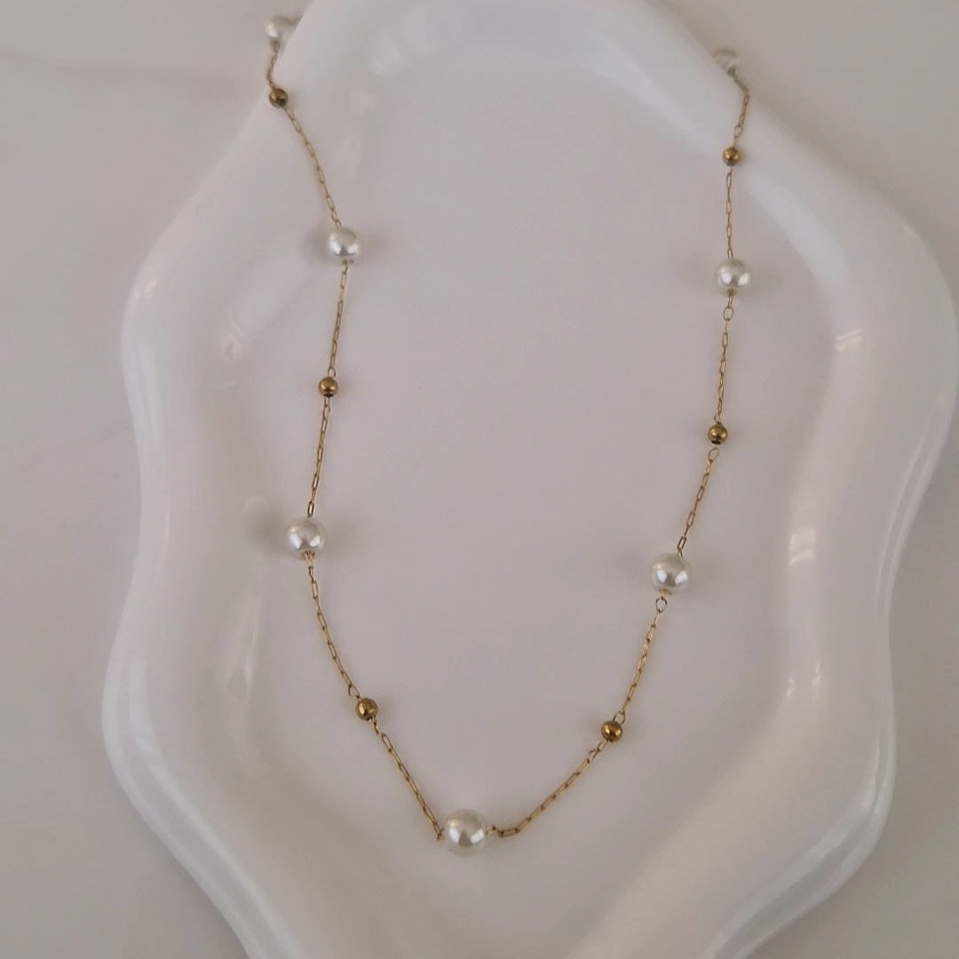 Collier en acier inoxydable chaines et perles blanches nacrées