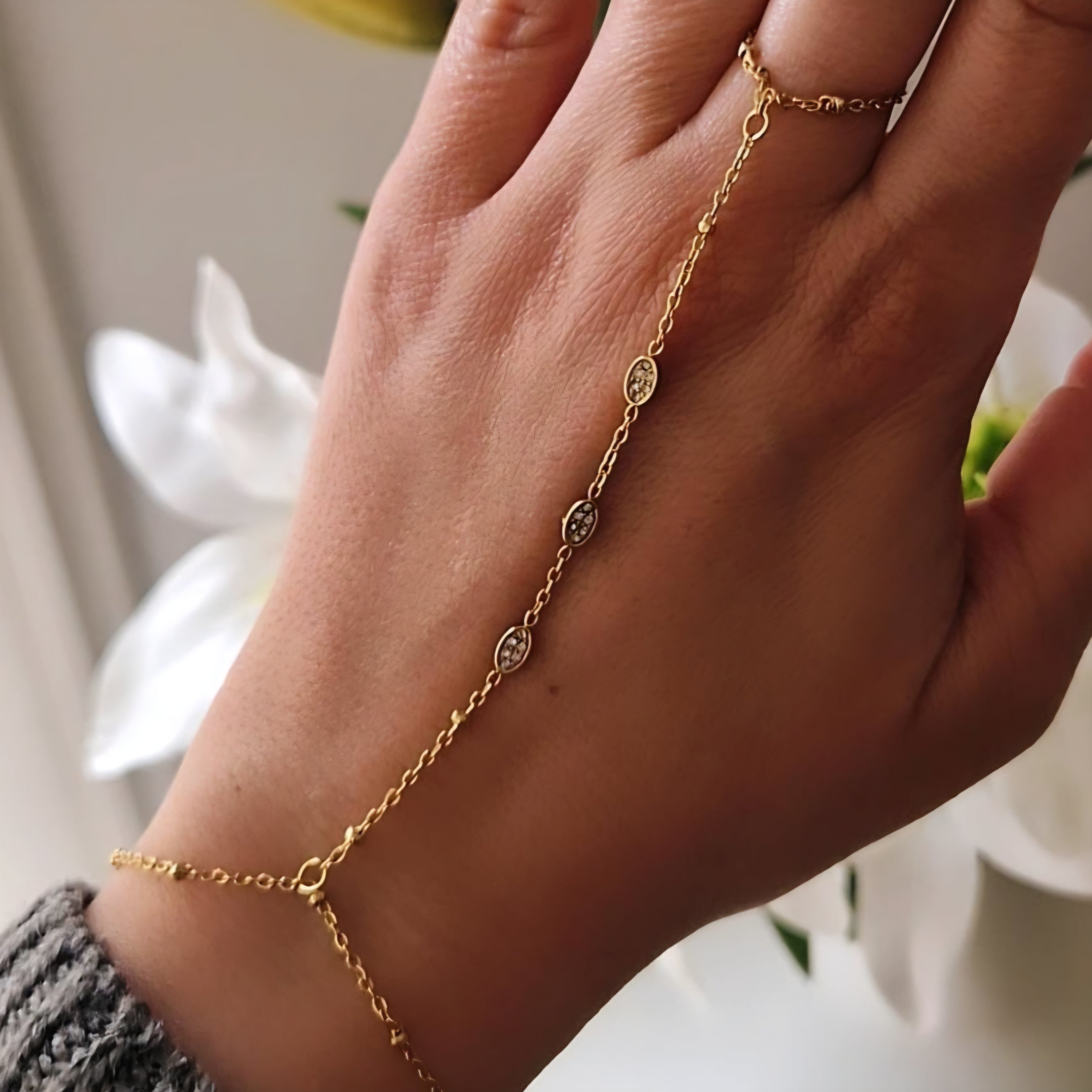 Chaîne de main / Bracelet en acier inoxydable billes dorées mini ovale et strass