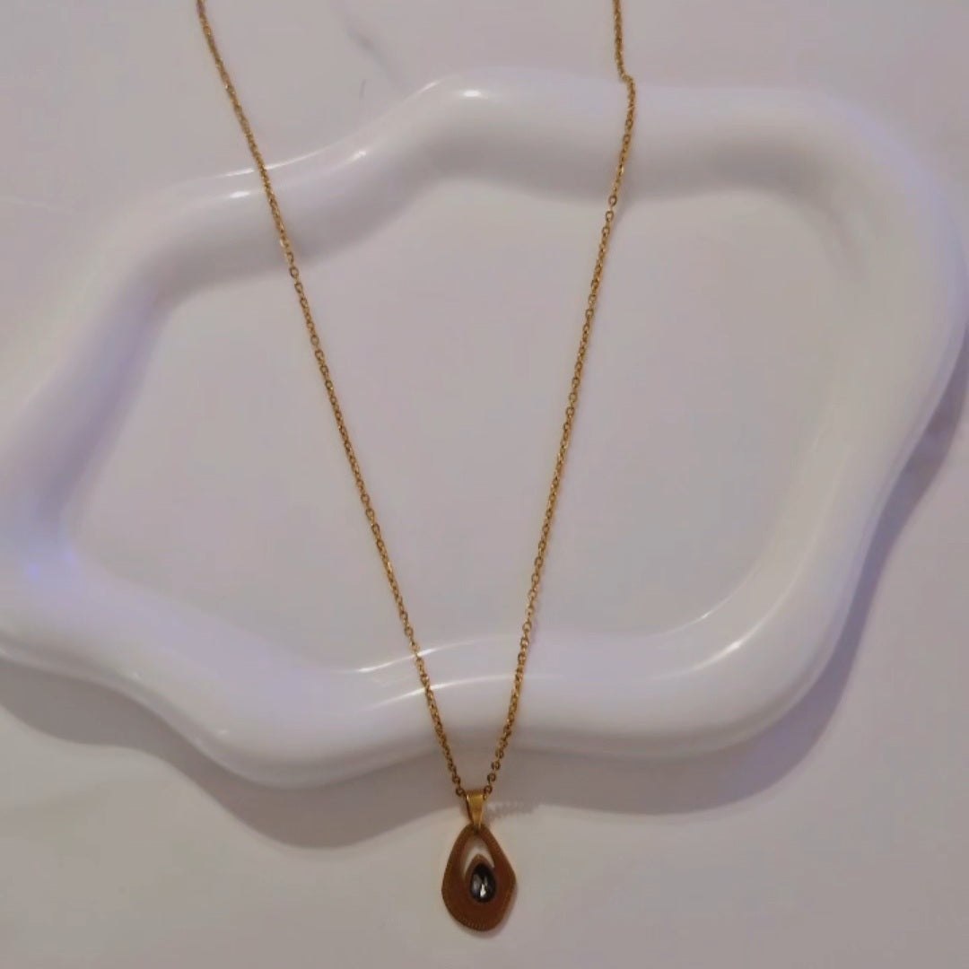 Collier en acier inoxydable avec pendentif goutte noire