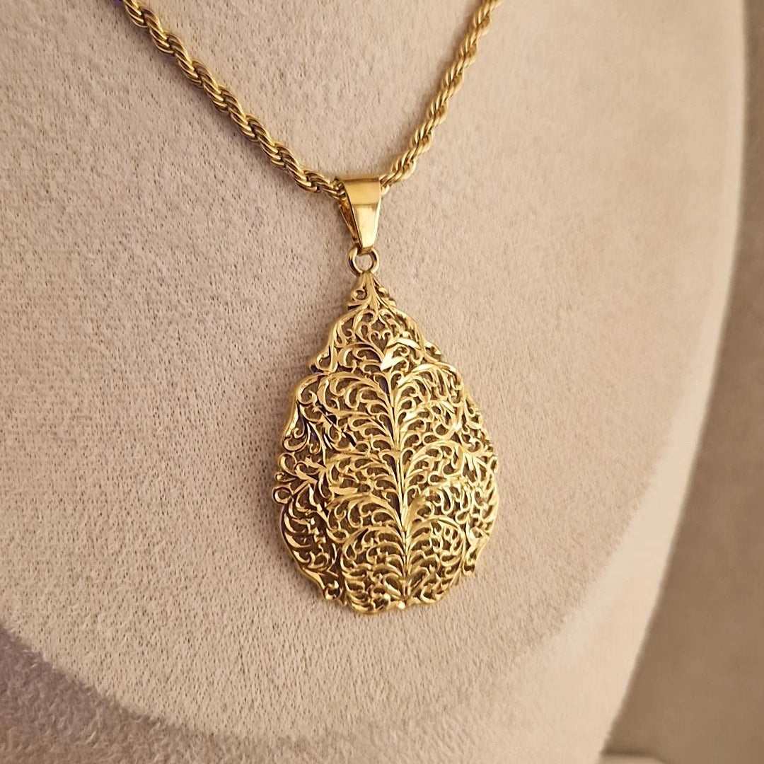 Ensemble Collier et boucles d'oreilles assorties ajourées