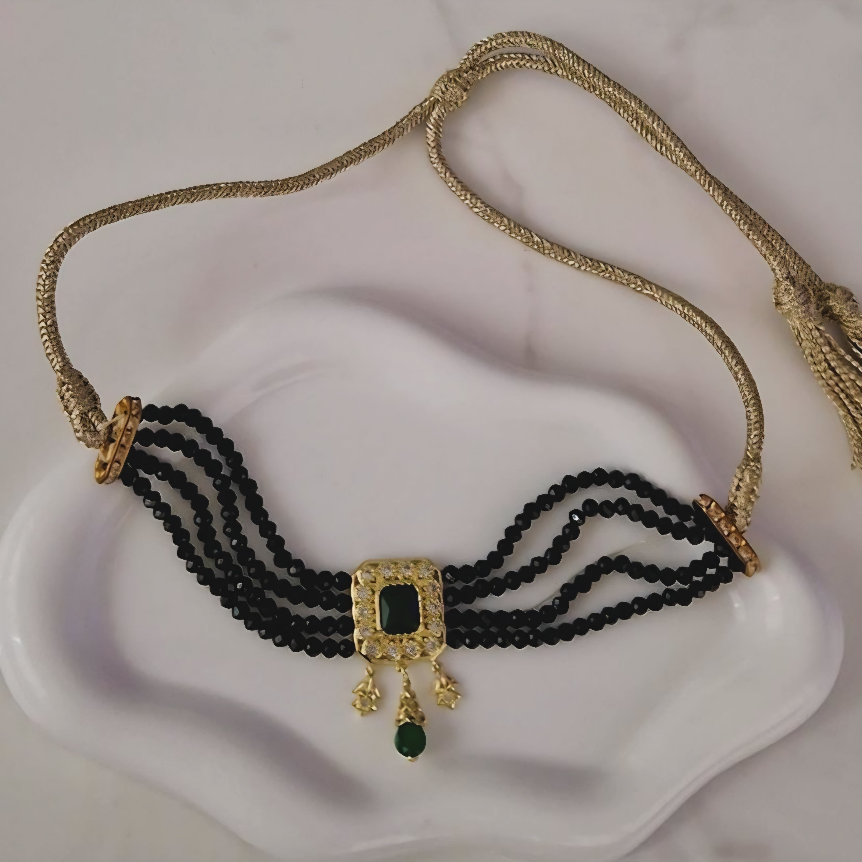 Collier choker pendentif beldi carré perles noires