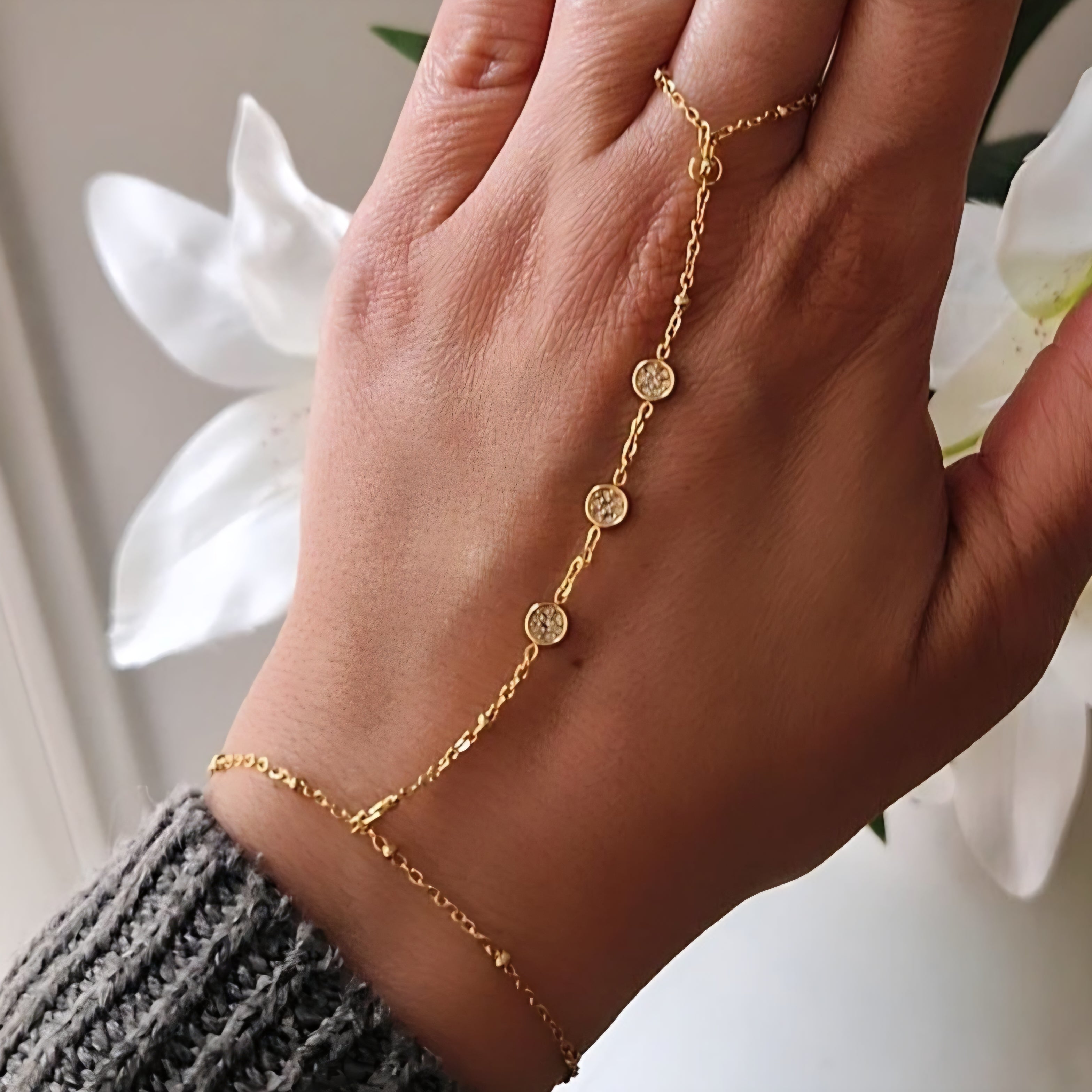 Chaîne de main / Bracelet en acier inoxydable billes dorées minis cercles et strass