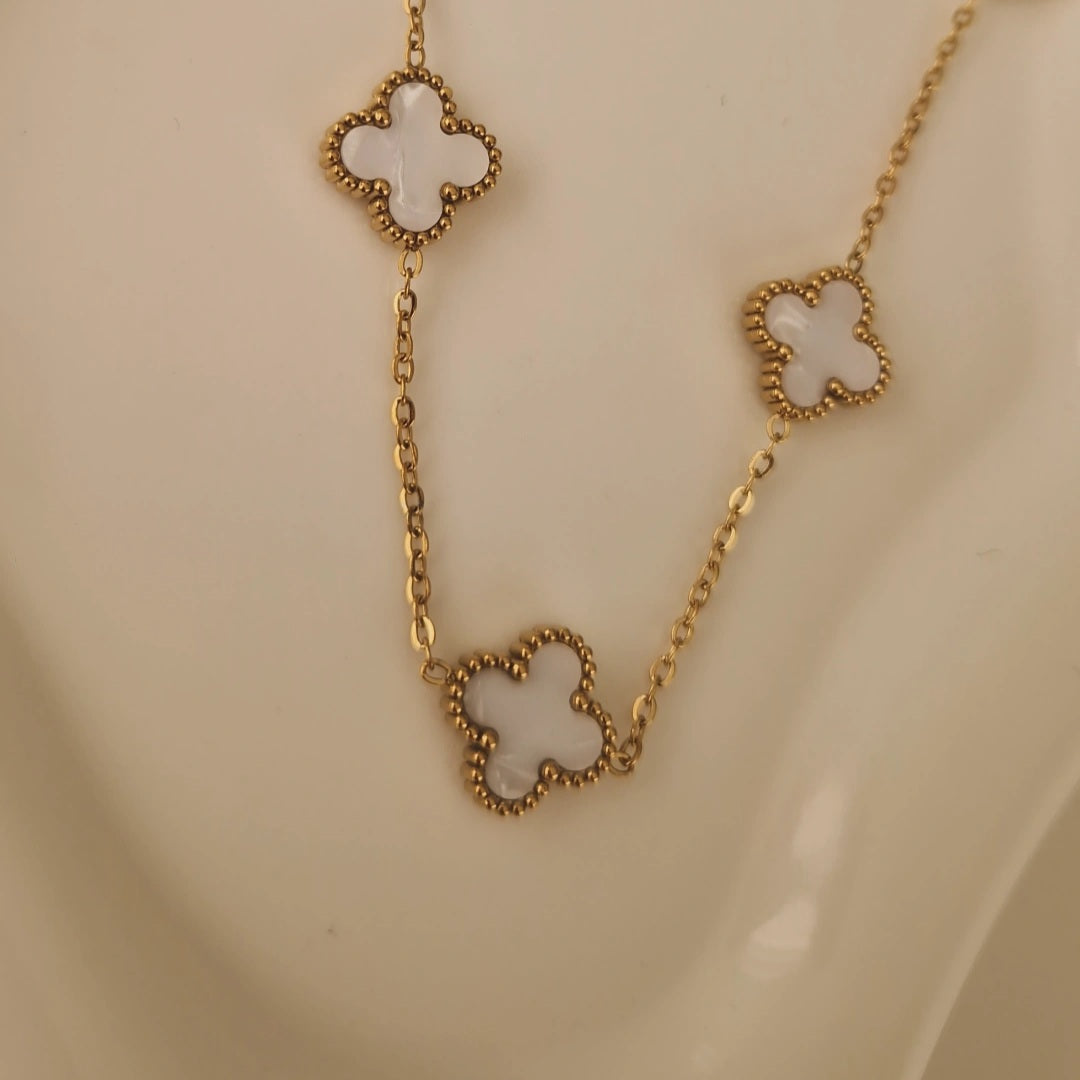 Collier en acier  inoxydable fleurs blanches nacrées