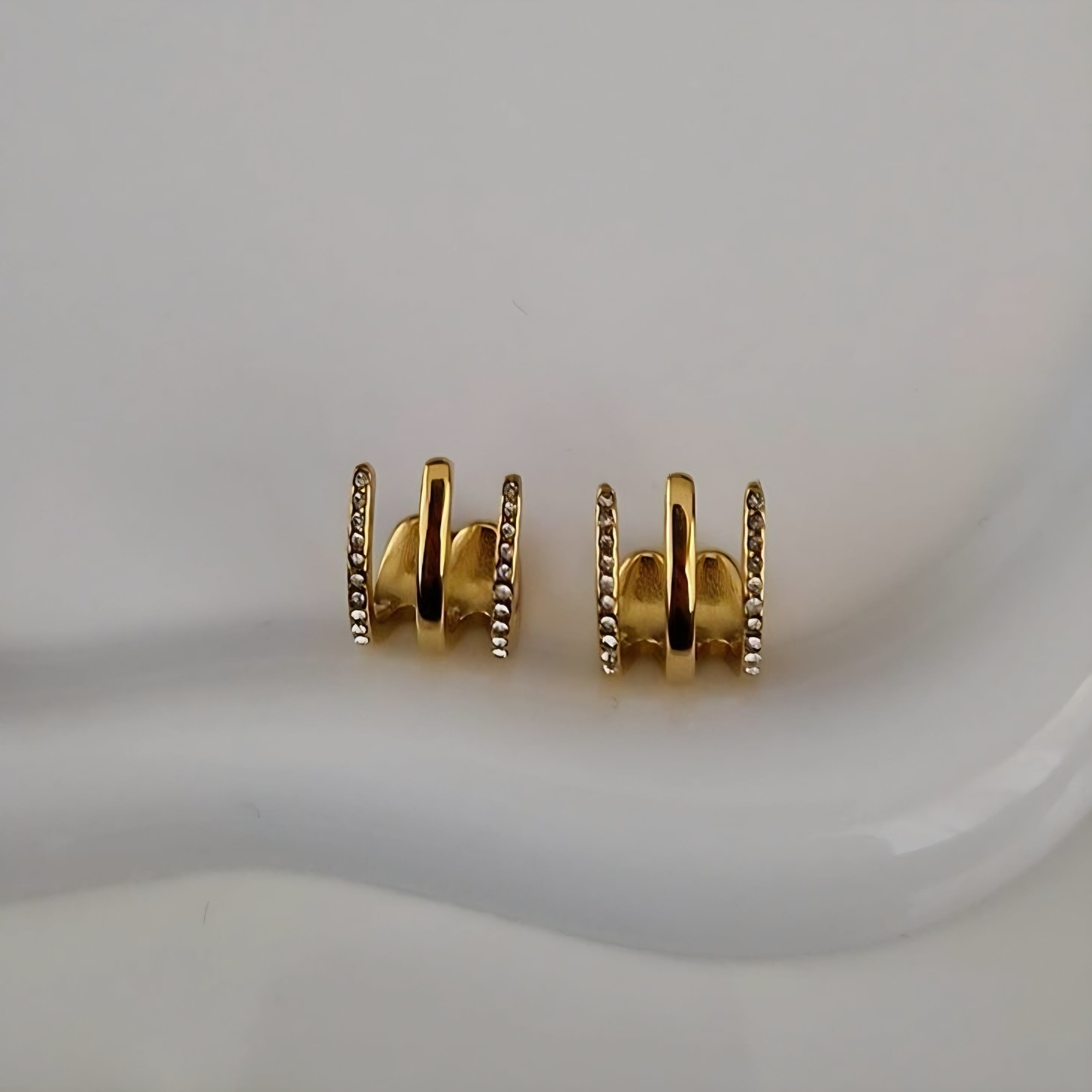 Boucles d'oreille en acier inoxydable effet multi trous avec strass