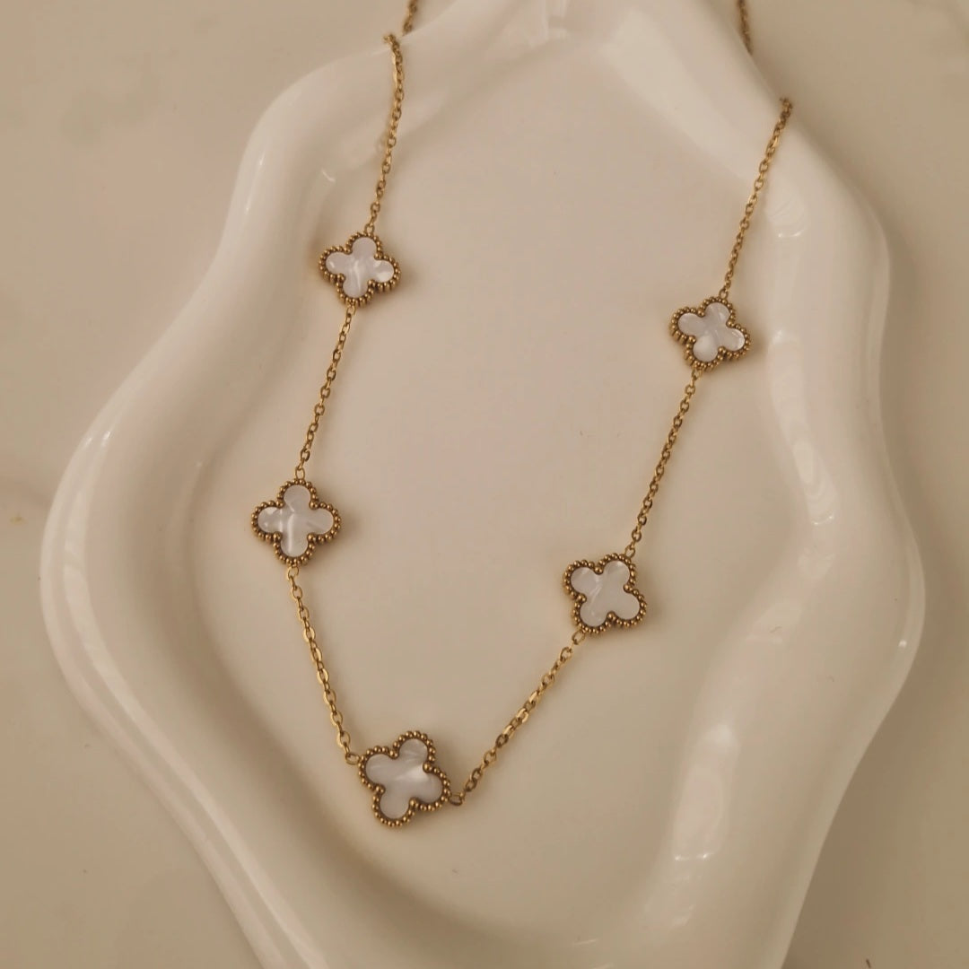 Collier en acier  inoxydable fleurs blanches nacrées