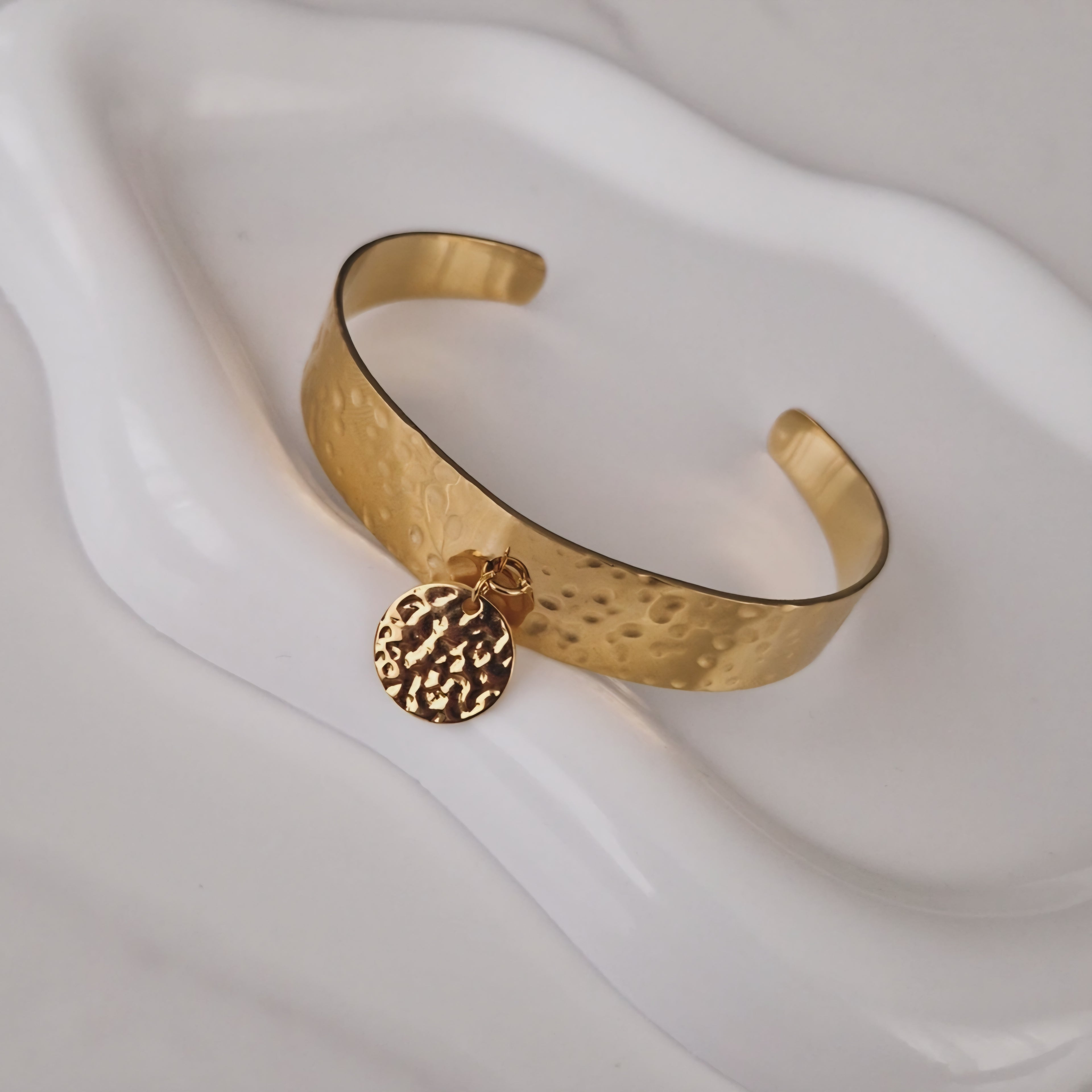Bracelet jonc breloque en acier inoxydable martelé
