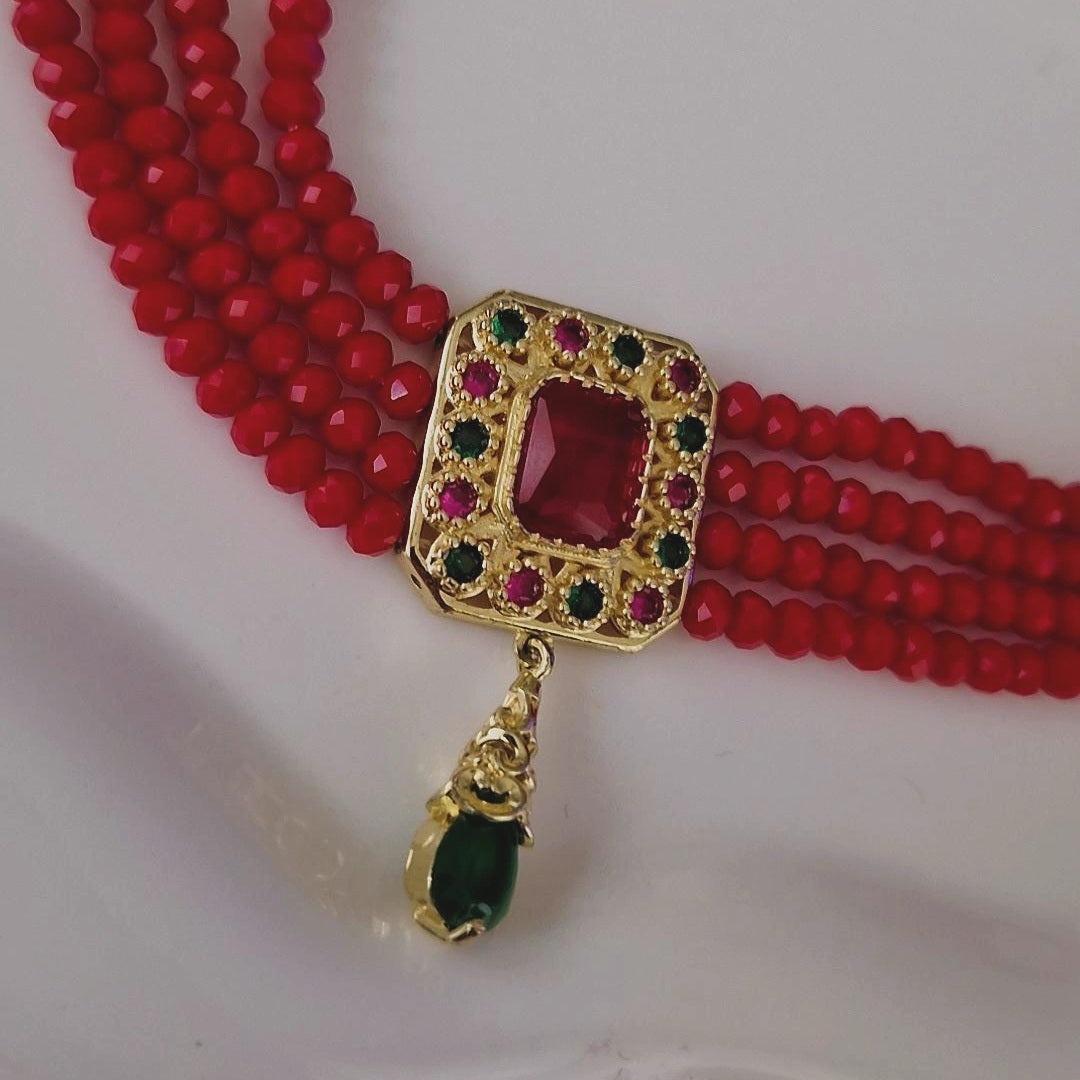 Collier choker pendentif beldi carré perles rouges