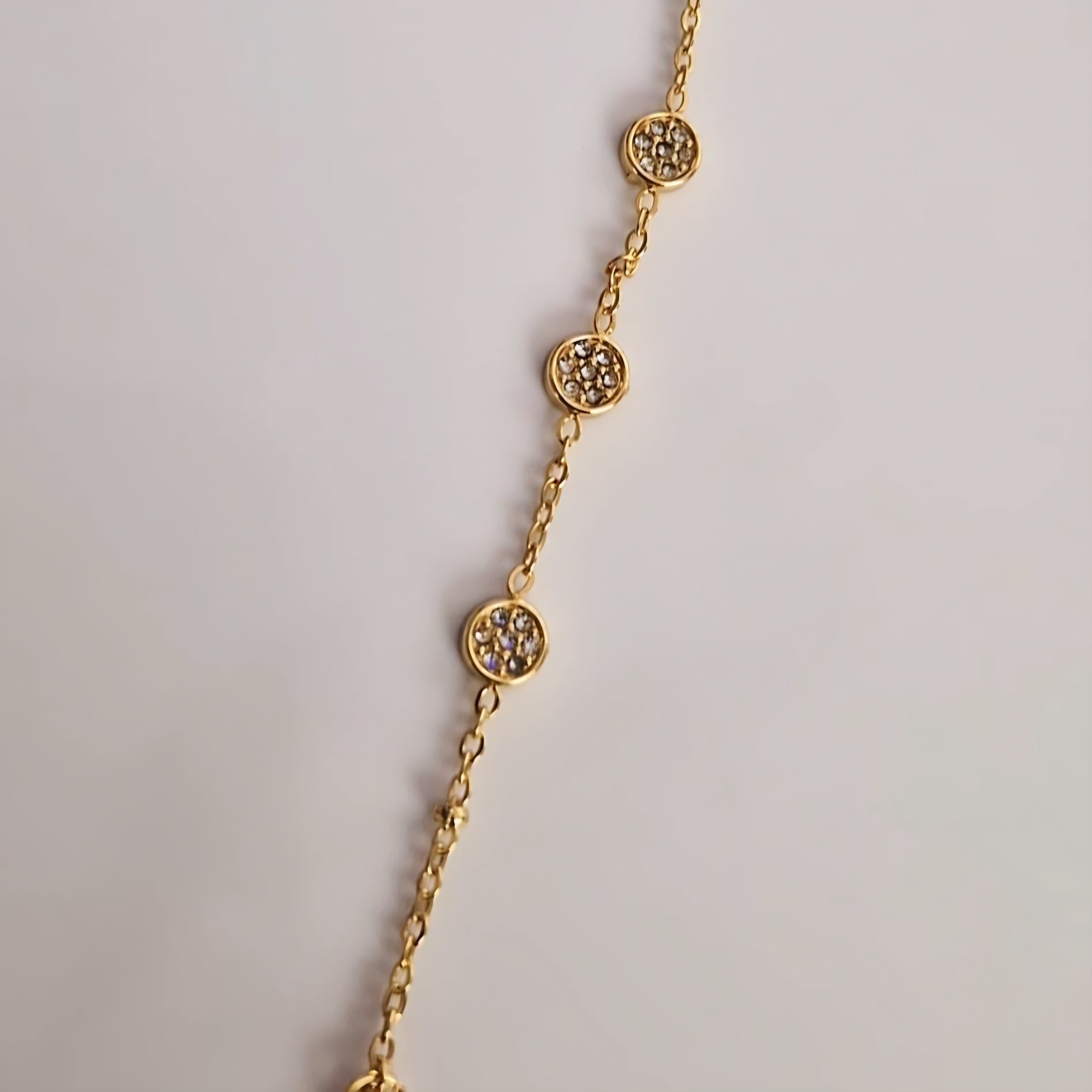 Chaîne de main / Bracelet en acier inoxydable billes dorées minis cercles et strass