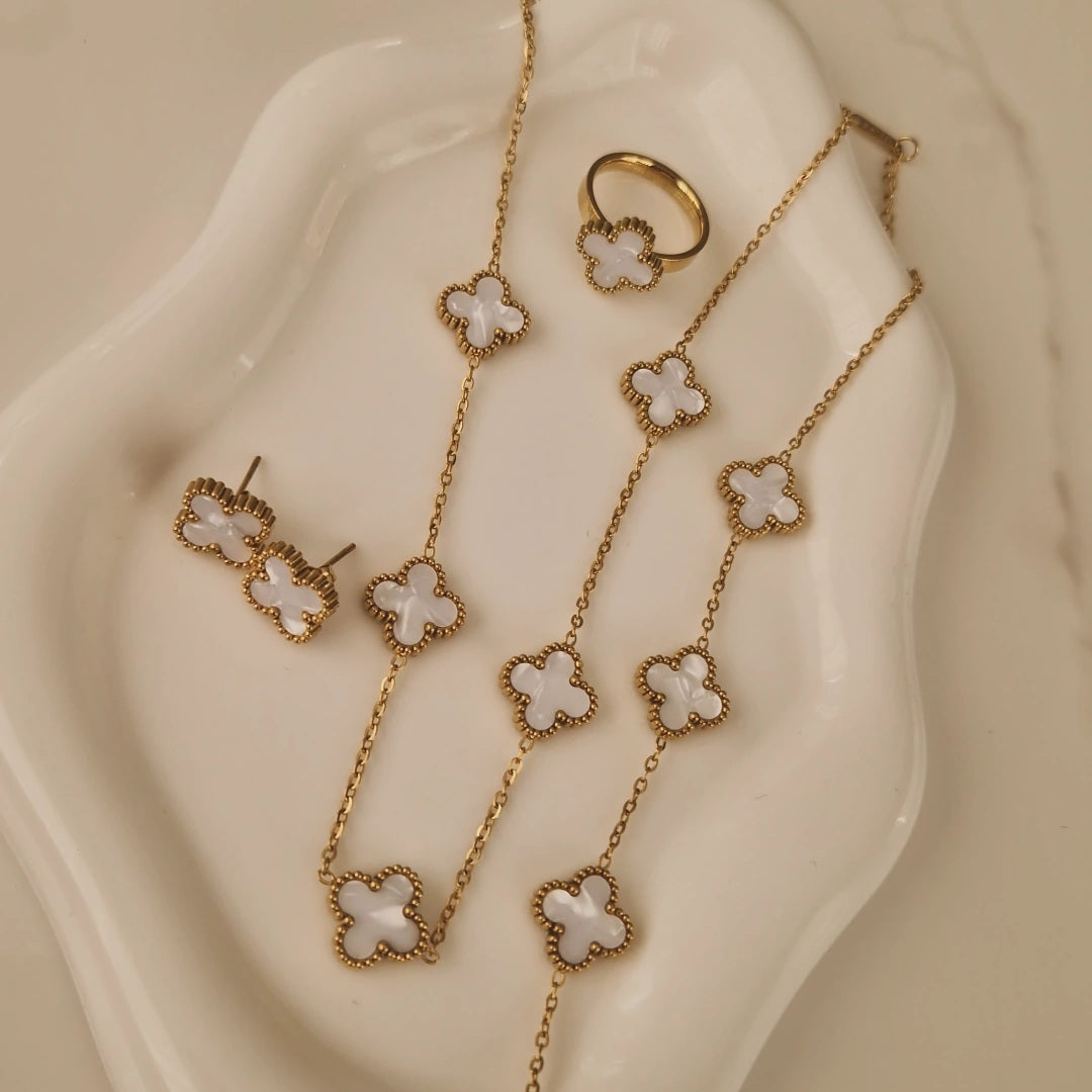 Collier en acier  inoxydable fleurs blanches nacrées