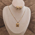 Ensemble Collier et boucles d'oreilles assorties carrés ajourées