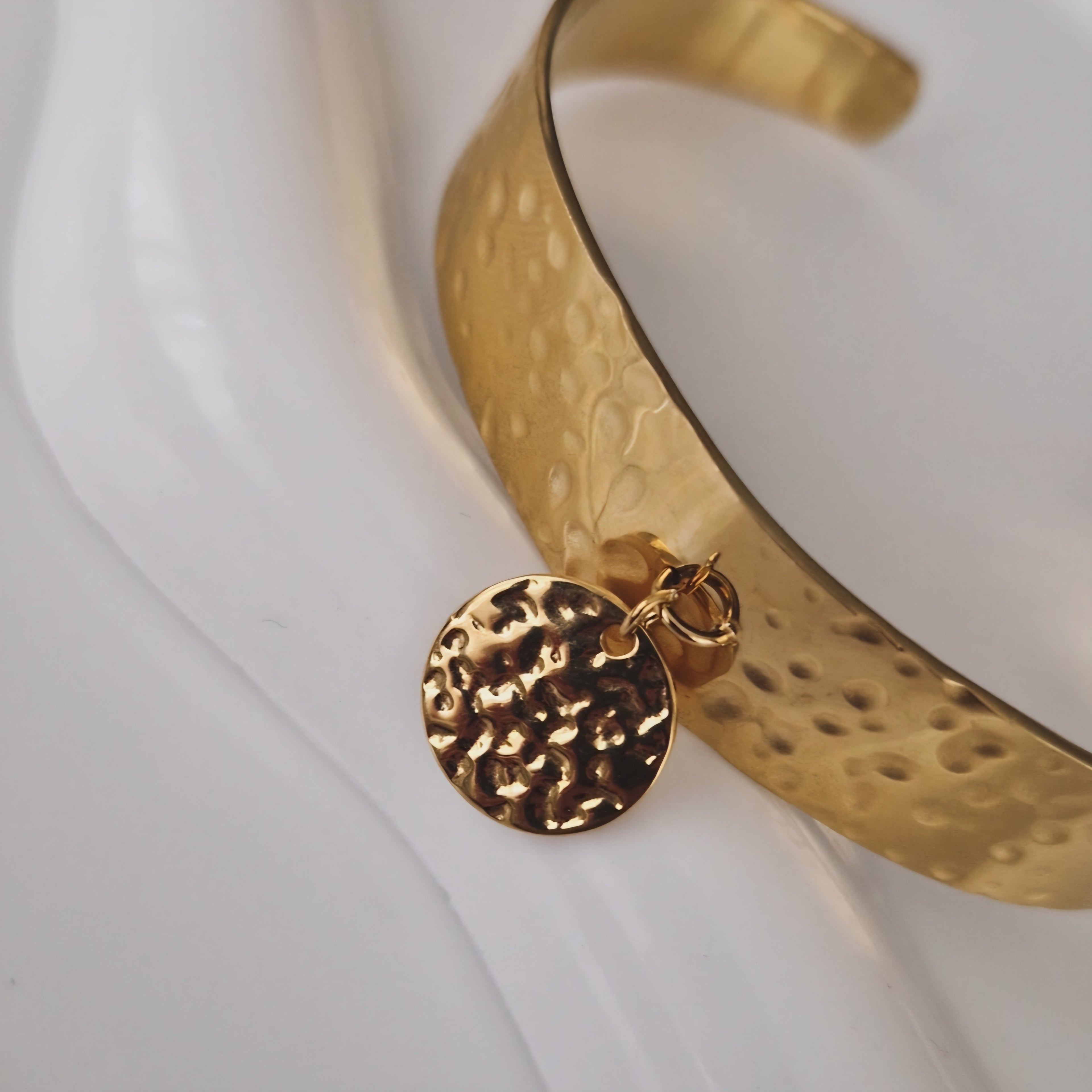 Bracelet jonc breloque en acier inoxydable martelé