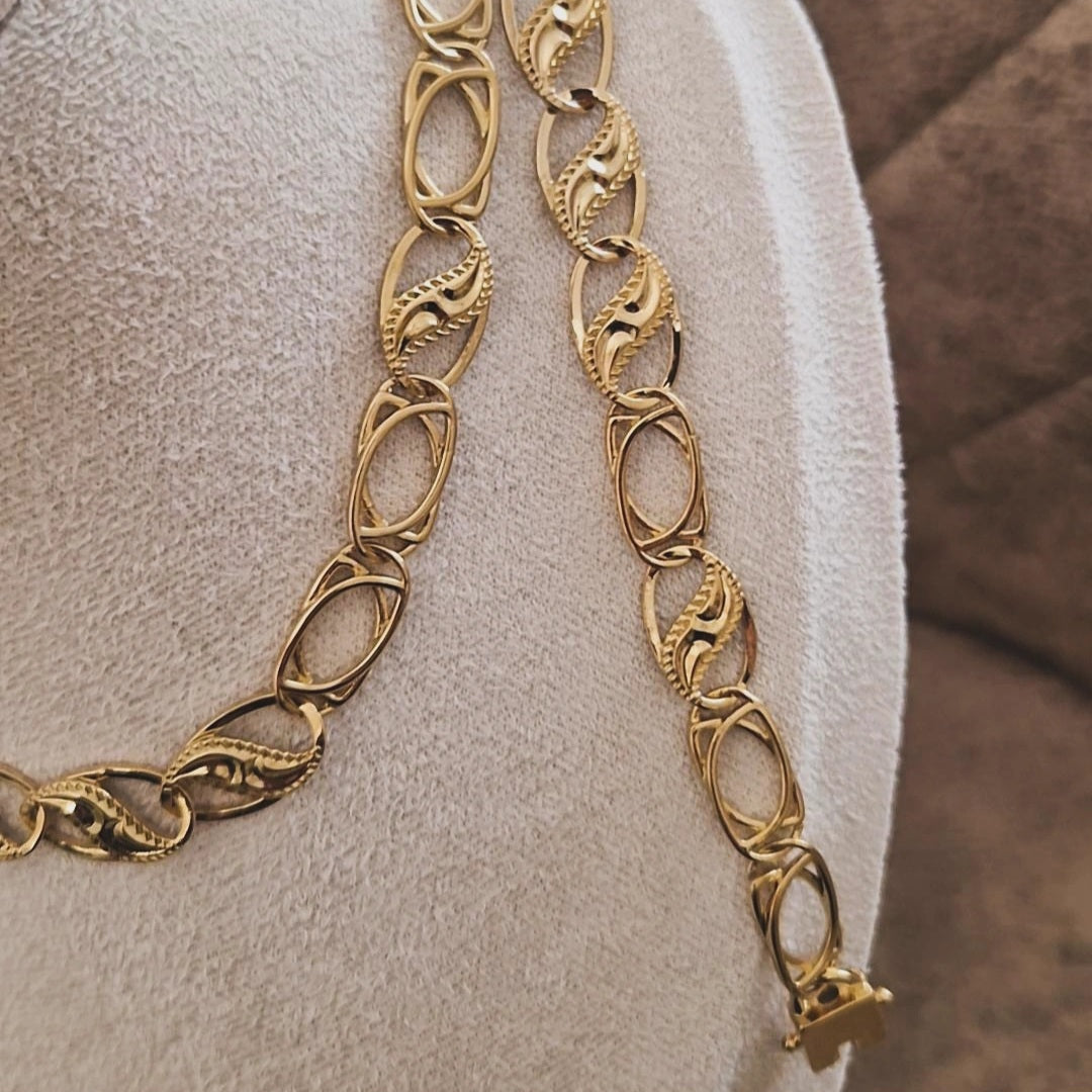 Ensemble Collier, bracelet et boucles d'oreilles en acier inoxydable ajourés et gravures vintage