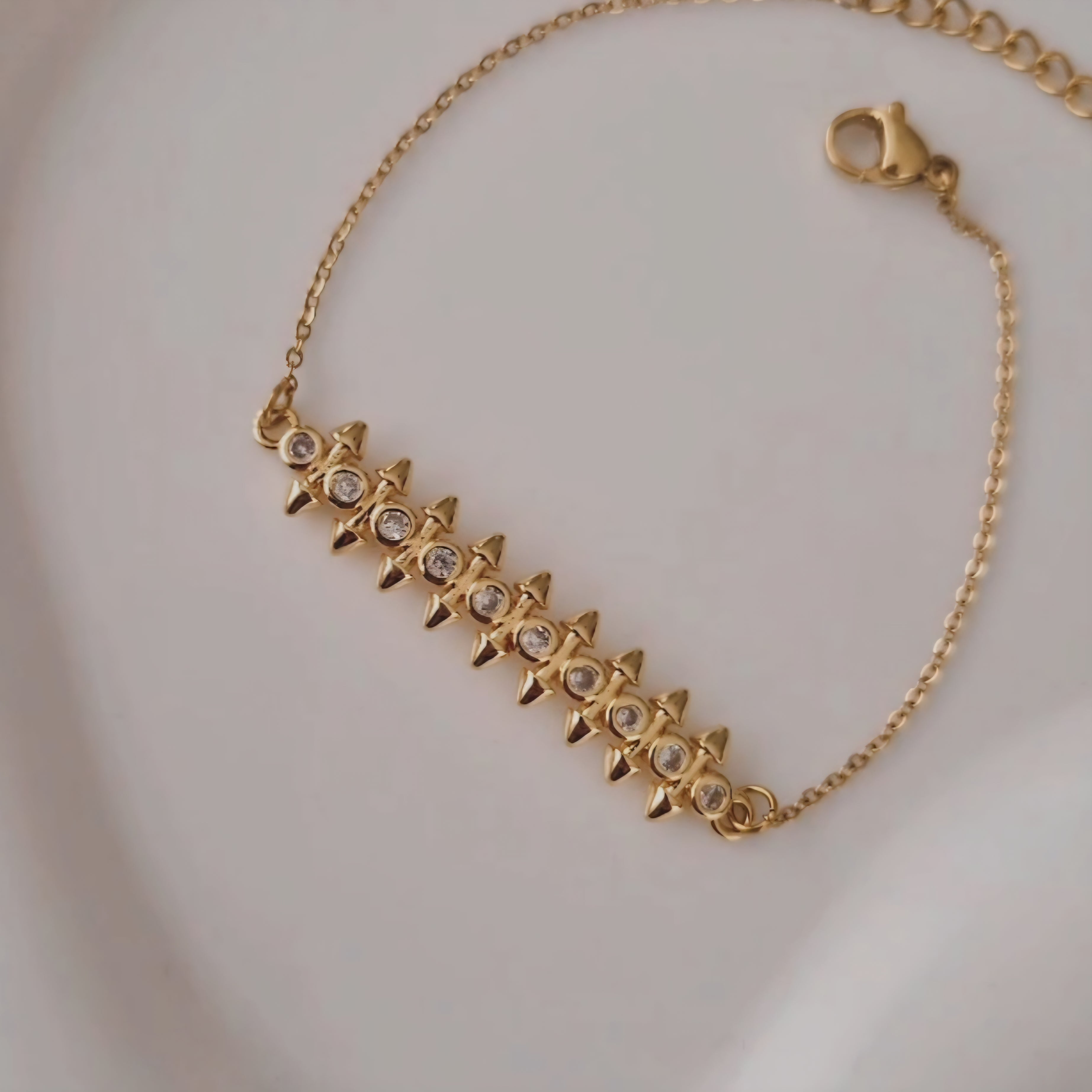 Bracelet en acier inoxydable ligne striée et strass