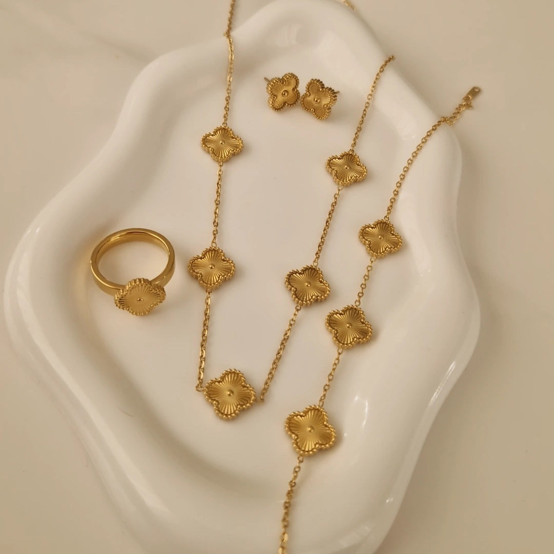 Collier en acier inoxydable multi trèfles dorés striés