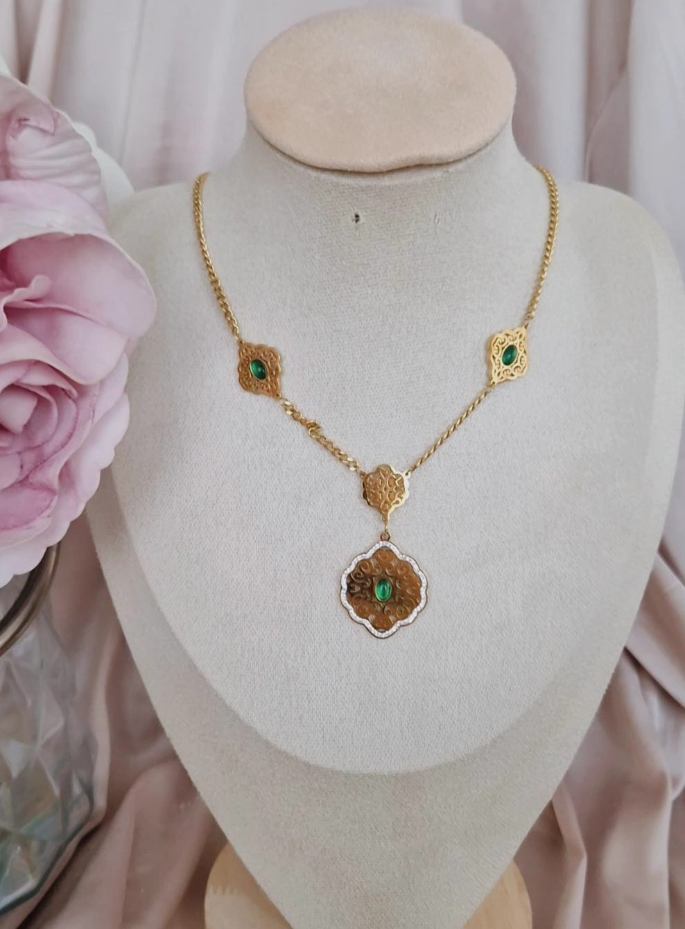 Collier en acier inoxydable grosse maille beldi et pierre verte