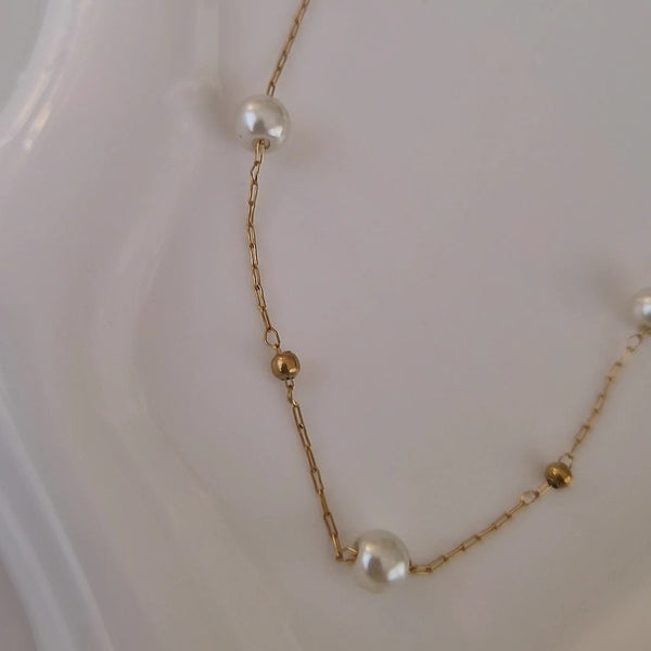 Collier en acier inoxydable chaines et perles blanches nacrées