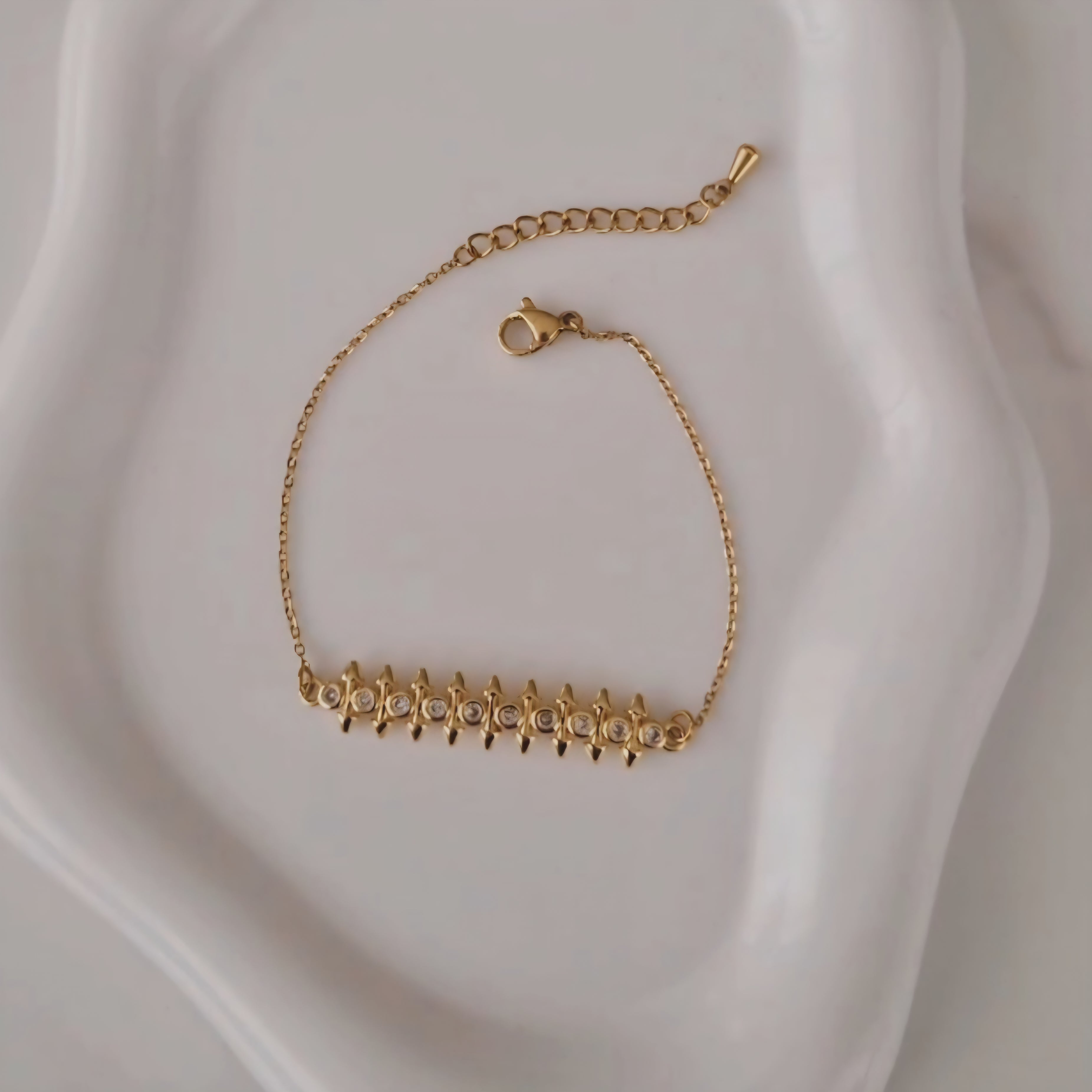 Bracelet en acier inoxydable ligne striée et strass