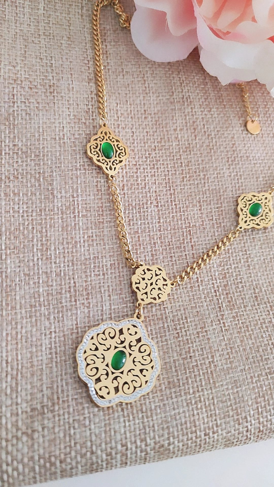 Collier en acier inoxydable grosse maille beldi et pierre verte